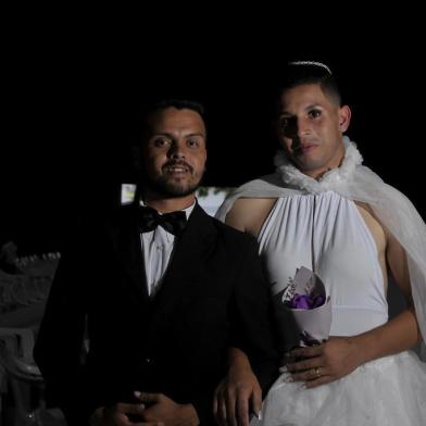 CAXIAS DO SUL, RS, BRASIL, 12/12/2019Casamento comunitário: Guilherme de Lima, 26, e Elias Jackson Cabral, 28, oficializaram o relacionamento no casamento comunitário de Caxias do Sul realizado na UCS.(Lucas Amorelli/Agência RBS)