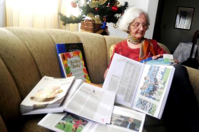  Petronella Eggler Dockhorn, aos 100 anos, recorta as páginas de Zero Hora e cola em cadernos.