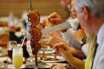  PORTO ALEGRE, RS, BRASIL, 12-12-2019: Alta do preço da carne e o impacto no valor dos restaurantes. Na foto, rodízio de churrasco em Porto Alegre (FOTO FÉLIX ZUCCO/AGÊNCIA RBS, Editoria de Notícias).