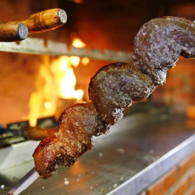  PORTO ALEGRE, RS, BRASIL, 12-12-2019: Alta do preço da carne e o impacto no valor dos restaurantes. Na foto, rodízio de churrasco em Porto Alegre (FOTO FÉLIX ZUCCO/AGÊNCIA RBS, Editoria de Notícias).