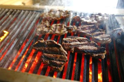  PORTO ALEGRE, RS, BRASIL, 12-12-2019: Alta do preço da carne e o impacto no valor dos restaurantes. Na foto, rodízio de churrasco em Porto Alegre (FOTO FÉLIX ZUCCO/AGÊNCIA RBS, Editoria de Notícias).