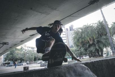  PORTO ALEGRE, RS, BRASIL - 08.12.2019 - Pauta especial sobre a cultura do skate  em Porto Alegre. na foto, o viaduto Brooklyn (Foto: Marco Favero/Agencia RBS)