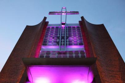 A Paróquia São Pio X inaugurou na missa das 18h de quinta-feira o novo sistema de iluminação externa da igreja, em cor lilás. Concebido em parceria com a Câmara de Dirigentes Lojistas (CDL), o projeto contempla luminárias de led na fachada do templo e no campanário.