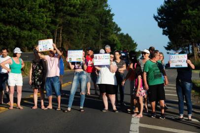  CAXIAS DO SUL, RS, BRASIL, 13/12/2019. Moradores do bairro Jardim das Hortências organizaram um protesto na RSC-453 (Rota do Sol), km 148, no trevo de acesso à empresa Mundial.  Segundo o presidente da Associação de Moradores do Bairro (Amob) Jardim das Hortênsias, Adelar Ferreira Souza, o ato teve como objetivo chamar a atenção da comunidade e dos governantes acerca das condições precárias da estrada e também da falta de sinalização no acesso ao bairro. (Porthus Junior/Agência RBS)