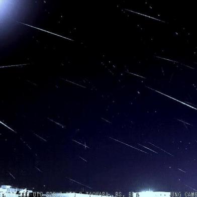 Chegou a época em que é possível observar as Geminídeas, última ¿ e uma das principais ¿ chuva de meteoros do ano que será visível em praticamente todo o mundo e a olho nu, tanto no Hemisfério Sul quanto no Norte. O evento ocorre anualmente no mês de dezembro. Neste ano, começou no dia 4 e irá durar até o dia 17, atingindo seu pico no dia 14.