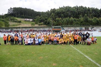  CARLOS BARBOSA, RS, BRASIL (14/12/2019)JOGO PELA APAE. A manhã de sábado foi de confraternização e solidariedade, dentro e fora de campo, no Estádio do Coblens, no interior de Carlos Barbosa. Entre as atrações, o goleiro Cássio, do Corinthians. (Antonio Valiente/Agência RBS)