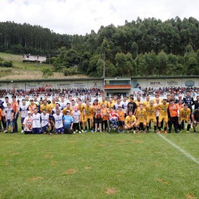  CARLOS BARBOSA, RS, BRASIL (14/12/2019)JOGO PELA APAE. A manhã de sábado foi de confraternização e solidariedade, dentro e fora de campo, no Estádio do Coblens, no interior de Carlos Barbosa. Entre as atrações, o goleiro Cássio, do Corinthians. (Antonio Valiente/Agência RBS)