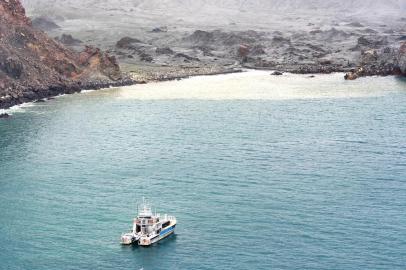  This handout photo taken and released on December 13, 2019 by the New Zealand Defence Force shows elite soldiers (top R) taking part in a mission to retrieve bodies from White Island after the December 9 volcanic eruption, off the coast from Whakatane on the North Island. - Elite soldiers retrieved six bodies from New Zealands volatile White Island volcano on December 13, winning praise for their courageous mission carried out under the threat of another eruption. (Photo by Handout / NEW ZEALAND DEFENCE FORCE / AFP) / RESTRICTED TO EDITORIAL USE - MANDATORY CREDIT AFP PHOTO / NEW ZEALAND DEFENCE FORCE - NO MARKETING NO ADVERTISING CAMPAIGNS - DISTRIBUTED AS A SERVICE TO CLIENTS ---Editoria: DISLocal: White IslandIndexador: HANDOUTSecao: volcanic eruptionFonte: NEW ZEALAND DEFENCE FORCEFotógrafo: STR<!-- NICAID(14359520) -->