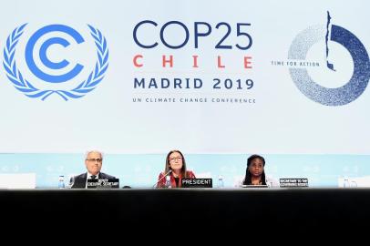  Chiles Minister of Environment and COP25 president Carolina Schmidt (C) attends the closing plenary session of the UN Climate Change Conference COP25 at the IFEMA - Feria de Madrid exhibition centre, in Madrid, on December 15, 2019. - A marathon UN climate summit wrapped up with little to show, squeezing hard-earned compromises from countries over the global warming battle plan but falling well short of what science says is needed to tackle the emergency. (Photo by OSCAR DEL POZO / AFP)Editoria: SCILocal: MadridIndexador: OSCAR DEL POZOSecao: weather scienceFonte: AFPFotógrafo: STR<!-- NICAID(14359522) -->