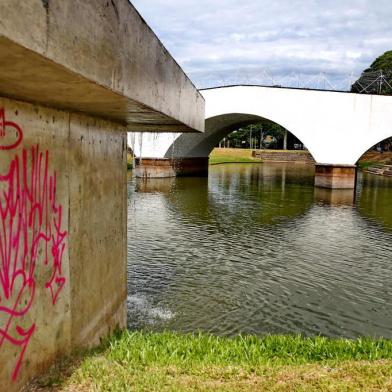  Estrutura no Largo dos Açorianos amanhece pichada em Porto Alegre<!-- NICAID(14359525) -->