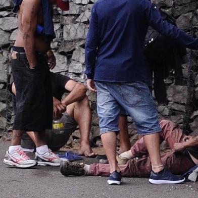  CAXIAS DO SUL, RS, BRASIL (12/12/2019)Consumo de drogas na Rua Borges de Medeiros em Caxias do Sul. (Antonio Valiente/Agência RBS)Indexador: ANTONIO VALIENTE / AGENCIA RBS  