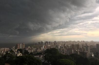  Aproximação de nuvens carregadas sobre Porto Alegre<!-- NICAID(14359878) -->