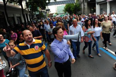  CAXIAS DO SUL, RS, BRASIL (02/04/2017). Marcha com o Prefeito Guerra. Apoiadores de Daniel Guerra levam apoio moral e caminham a pé até a prefeitura, onde conhecem o local do laborioso prefeito. (Roni Rigon/Pioneiro).