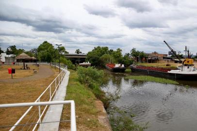  Praça do Ecoturismo Leonel de Moura Brizola (Cachoeirinha).  Nova marina pública é aberta em Cachoeirinha (Praça do Ecoturismo).  O local que foi inaugurado e é um novo ponto de lazer da cidade. É uma áerea na beira do Rio dos Sinos. FOTO FERNANDO GOMES/ DIÁRIO GAÚCHO.