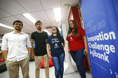  PORTO ALEGRE, RS, BRASIL, 15-12-2019: Ocorreu em Porto Alegre o Hackathon Licenciamento Digital, no prédio 95C do Tecnopuc. Realizada pelo Agibank, Pacto Alegre e prefeitura de Porto Alegre, com o apoio do Sebrae/RS, a iniciativa reune desenvolvedores, designers, analistas de dados e empreendedores em uma maratona criativa para buscar soluções que garantam acesso fácil às informações que são necessárias para a abertura de empresas no município¿. Na foto, equipe vencedora do evento: Bianca Camargo (vermelho), Rodrigo Viegas (branco), Jeferson Romano (preto) e Jéssica Manoel (azul), venceram com o projeto Alvará Fácil Poa (FOTO FÉLIX ZUCCO/AGÊNCIA RBS, Editoria de Porto Alegre).<!-- NICAID(14360077) -->