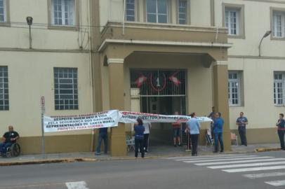 SANTA MARIA, 16/12/2019, Protesto em frente a quartel da Brigada Militar contra pacote do governo Eduardo Leite<!-- NICAID(14360194) -->