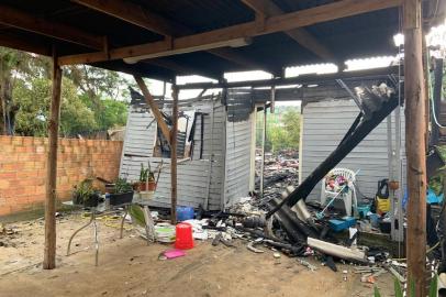 PORTO ALEGRE, 16/12/2019, Mulher morre após incêndio destruir duas casas no bairro Rubem Berta, na Rua Nossa Senhora de Fátima<!-- NICAID(14360195) -->