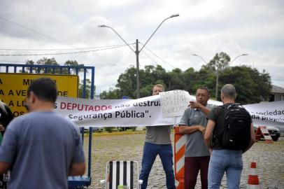  CAXIAS DO SUL, RS, BRASIL, 16/12/2019Familiares protestam na frente do 12 Batalhão da BM contra o governador Eduardo Leite.(Lucas Amorelli/Agência RBS)