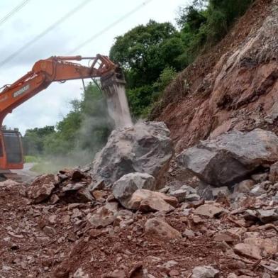 Pista da RS-122 começa a ser recuperada na tarde desta segunda