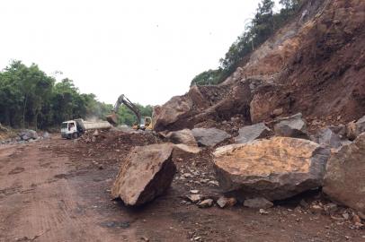 Equipes da empresa Encopav, que atuam nas obras de desbloqueio do km 43 da RS-122, em Farroupilha, pretendem iniciar na tarde desta segunda-feira (16) a recuperação do leito da rodovia. A queda da barreira no dia 4 de novembro e detonação da encosta exatamente um mês depois, além da própria movimentação do maquinário, removeram praticamente todo o pavimento e reviraram o subsolo da estrada. Por isso, a liberação parcial do trânsito, prevista para esta terça-feira (17), depende da recomposição do asfalto.