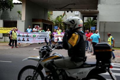  PORTO ALEGRE-RS- BRASIL- 16/12/2019- ABAMF BM, realiza protesto no portão do 9º BPM na Praia de Belas.  Manifestantes bloquearam o portão principal e faziam barreiras na Praia de Belas.   FOTO FERNANDO GOMES/ ZERO HORA.