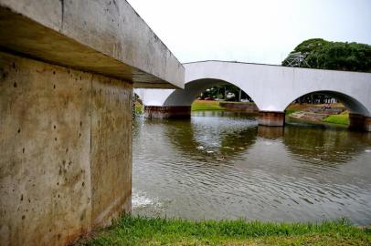  PORTO ALEGRE-RS- BRASIL- 16/12/2019- Prefeitura de Porto Alegre fez a limpeza de uma pichação feita no final de semana, na cachoeira da Ponte de Pedra.  FOTO FERNANDO GOMES/ ZERO HORA.<!-- NICAID(14360485) -->