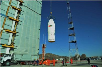  CHINA 16/12/2019- Satélite CBERS 04A, na coifa do foguete Longa Marcha 4B, é transportado à torre de lançamento da Base de Taiyuan.