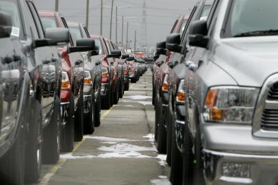 A crise do setor automotivo dos EUA e o impasse sobre o socorro às três grandes montadoras locais poderá ter efeito mundial com reflexos sobre a cadeia automotiva, incluindo os concorrentes estrangeiros como os japoneses. A GM precisa de US$ 4 bilhões para sobreviver até o final do mês e a Chrysler teria recursos para operar até abril. As duas devem cerca de US$ 10bilhões para fornecedores, a maioria com filiais nos principais centros produtores, inclusive no Brasil, e qualquer falência teria efeito em cascata no mercado global. Na Europa, os governos de França, Inglaterra e Alemanha estudam medidas para ajudar os fabricantes.#PÁGINA:08 Fonte: AP Fotógrafo: CARLOS OSORIO