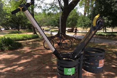 Patinete foi vista dentro de uma lixeira no Parque Moinhos de Vento, em Porto Alegre.<!-- NICAID(14360784) -->