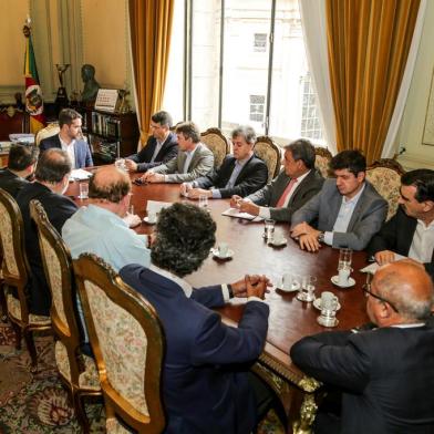  PORTO ALEGRE, RS, BRASIL, 16/12/2019 - O governador Eduardo Leite recebeu, na tarde desta segunda-feira (16/12), no Palácio Piratini, os deputados estaduais Fábio Branco, Gabriel Souza, Carlos Búrigo, Edson Brum, Sebastião Melo, Vilmar Zanchin, Tiago Simon e Gilberto Capoani, do MDB. O líder do governo, deputado Frederico Antunes, o vice-governador Ranolfo Vieira Júnior e o chefe da Casa Civil, Otomar Vívian, também acompanharam a reunião. Leite esclareceu dúvidas dos deputados a respeito da Reforma RS. Fotos: Gustavo Mansur/ Palácio PiratiniIndexador: Gustavo Mansur/Palacio Piratini