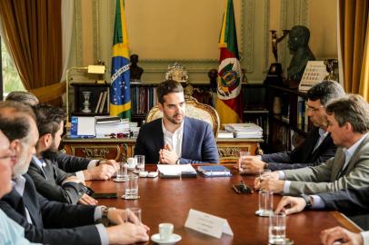  PORTO ALEGRE, RS, BRASIL, 16/12/2019 - O governador Eduardo Leite recebeu, na tarde desta segunda-feira (16/12), no Palácio Piratini, os deputados estaduais Fábio Branco, Gabriel Souza, Carlos Búrigo, Edson Brum, Sebastião Melo, Vilmar Zanchin, Tiago Simon e Gilberto Capoani, do MDB. O líder do governo, deputado Frederico Antunes, o vice-governador Ranolfo Vieira Júnior e o chefe da Casa Civil, Otomar Vívian, também acompanharam a reunião. Leite esclareceu dúvidas dos deputados a respeito da Reforma RS. Fotos: Gustavo Mansur/ Palácio PiratiniIndexador: Gustavo Mansur/Palacio Piratini