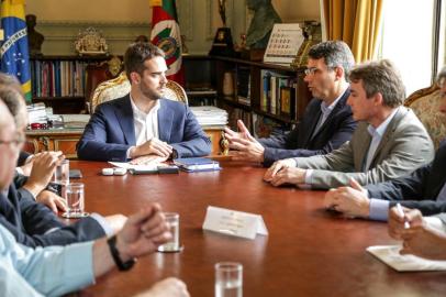  PORTO ALEGRE, RS, BRASIL, 16/12/2019 - O governador Eduardo Leite recebeu, na tarde desta segunda-feira (16/12), no Palácio Piratini, os deputados estaduais Fábio Branco, Gabriel Souza, Carlos Búrigo, Edson Brum, Sebastião Melo, Vilmar Zanchin, Tiago Simon e Gilberto Capoani, do MDB. O líder do governo, deputado Frederico Antunes, o vice-governador Ranolfo Vieira Júnior e o chefe da Casa Civil, Otomar Vívian, também acompanharam a reunião. Leite esclareceu dúvidas dos deputados a respeito da Reforma RS. Fotos: Gustavo Mansur/ Palácio PiratiniIndexador: Gustavo Mansur/Palacio Piratini