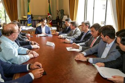  PORTO ALEGRE, RS, BRASIL, 16/12/2019 - O governador Eduardo Leite recebeu, na tarde desta segunda-feira (16/12), no Palácio Piratini, os deputados estaduais Fábio Branco, Gabriel Souza, Carlos Búrigo, Edson Brum, Sebastião Melo, Vilmar Zanchin, Tiago Simon e Gilberto Capoani, do MDB. O líder do governo, deputado Frederico Antunes, o vice-governador Ranolfo Vieira Júnior e o chefe da Casa Civil, Otomar Vívian, também acompanharam a reunião. Leite esclareceu dúvidas dos deputados a respeito da Reforma RS. Fotos: Gustavo Mansur/ Palácio PiratiniIndexador: Gustavo Mansur/Palacio Piratini