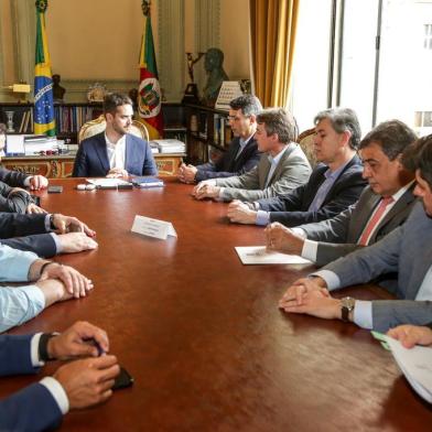  PORTO ALEGRE, RS, BRASIL, 16/12/2019 - O governador Eduardo Leite recebeu, na tarde desta segunda-feira (16/12), no Palácio Piratini, os deputados estaduais Fábio Branco, Gabriel Souza, Carlos Búrigo, Edson Brum, Sebastião Melo, Vilmar Zanchin, Tiago Simon e Gilberto Capoani, do MDB. O líder do governo, deputado Frederico Antunes, o vice-governador Ranolfo Vieira Júnior e o chefe da Casa Civil, Otomar Vívian, também acompanharam a reunião. Leite esclareceu dúvidas dos deputados a respeito da Reforma RS. Fotos: Gustavo Mansur/ Palácio PiratiniIndexador: Gustavo Mansur/Palacio Piratini