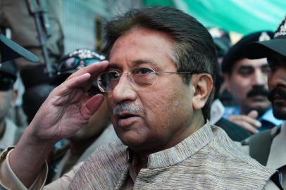 (FILES) In this file photo taken on April 20, 2013 former Pakistani president Pervez Musharraf (C) is escorted by soldiers as he salutes on his arrival at an anti-terrorism court in Islamabad. - A Pakistan court on December 17, 2019 sentenced former military ruler Pervez Musharraf in absentia to death for treason, state media reported, an unprecedented move in the South Asian country where the armed forces are often considered immune from prosecution. (Photo by Aamir QURESHI / AFP)