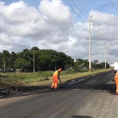 Moradores fazem novo protesto com queima de pneus na zona norte de Porto Alegre <!-- NICAID(14361435) -->