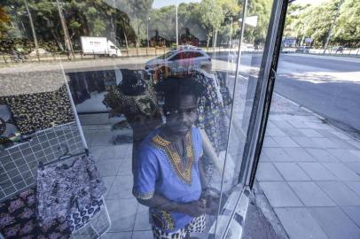  PORTO ALEGRE, RS, BRASIL - 2019.11.29 - Loua, imigrante marfinense abriu uma loja de roupas e tecidos étnicos na João Pessoa. Os tecidos supercoloridos chamam a atenção na vitrine da loja, em frente à Redenção.(Foto: ANDRÉ ÁVILA/ Agência RBS)Indexador: Andre Avila