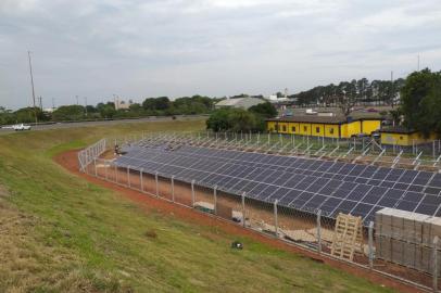 Placas solares na freeway