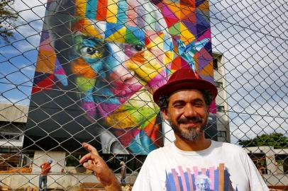  PORTO ALEGRE, RS, BRASIL 15/01/2019 - O grafiteiro Eduardo Kobra, realizou uma intervenção no novo prédio do Colégio Farroupilha. A obra é uma homenagem ao poeta gaúcho Mário Quintana em uma área de 14m x 14m.. (FOTO: ROBINSON ESTRÁSULAS/AGÊNCIA RBS)<!-- NICAID(13916693) -->