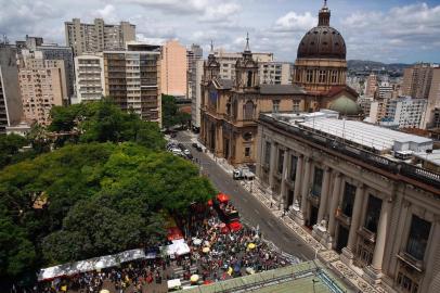  **EM BAIXA**PORTO ALEGRE, RS, BRASIL, 17/12/2019-Concentração de servidores na Praça da Matriz em protesto contra pacote do governo Eduardo Leite.(FOTOGRAFO: MATEUS BRUXEL / AGENCIA RBS)