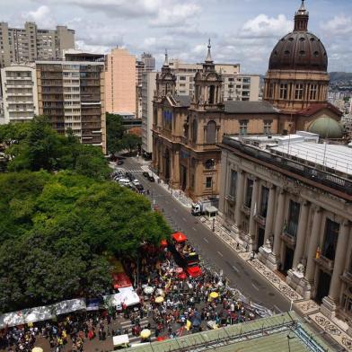  **EM BAIXA**PORTO ALEGRE, RS, BRASIL, 17/12/2019-Concentração de servidores na Praça da Matriz em protesto contra pacote do governo Eduardo Leite.(FOTOGRAFO: MATEUS BRUXEL / AGENCIA RBS)