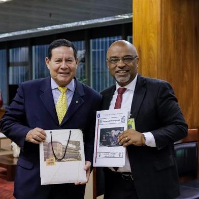 Vice-presidente da República, Hamilton Mourão, e vereador Edson da Rosa (MDB). Vereador apresentou o Programa de Aprendizagem Profissional Soldado Aprendiz