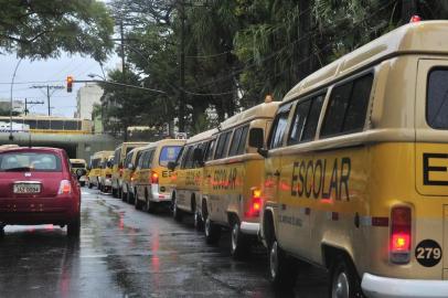  Categoria do transporte escolar faz protesto em Porto Alegre.<!-- NICAID(9588691) -->