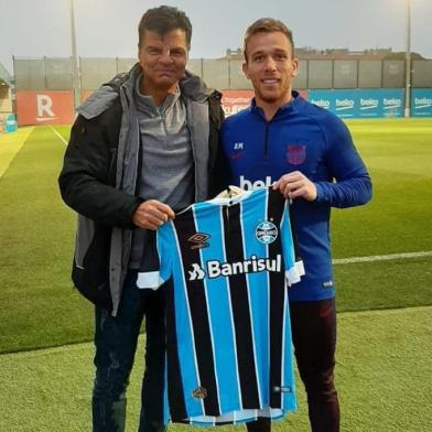 Alexandre Mendes, auxiliar técnico do Grêmio, ao lado de Arthur, do Barcelona