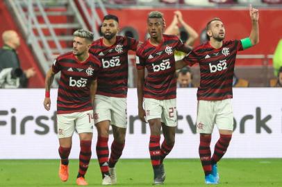 Flamengos midfielder Giorgian De Arrascaeta (L) celebrates his goal during the 2019 FIFA Club World Cup semi-final football match between Brazils Flamengo and Saudis al-Hilal at the Khalifa International Stadium in the Qatari capital Doha on December 17, 2019. (Photo by KARIM JAAFAR / AFP)