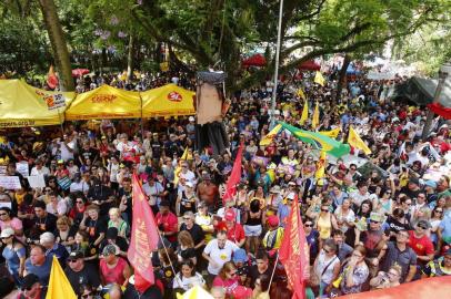  PORTO ALEGRE, RS, BRASIL - 17.12.2019 - Manifestação no Palácio Piratini. (Foto: Robinson Estrasulas/Agencia RBS)