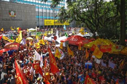  PORTO ALEGRE, RS, BRASIL, 17/12/2019- Manifestação de servidores contra o pacote de Eduardo Leite em frente a AL-RS, na Praça da Matriz.(FOTOGRAFO: MATEUS BRUXEL / AGENCIA RBS)Indexador: Mateus Bruxel