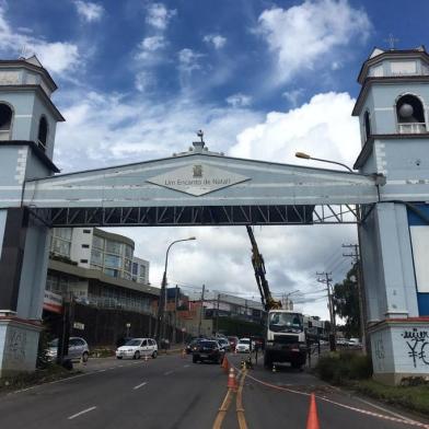 A restauração do pórtico de Ana Rech está em andamento há cerca de duas semanas. O trabalho está sendo realizado pela Sociedade Amigos de Ana Rech (Samar), com o apoio da Marcopolo e da prefeitura de Caxias do Sul.