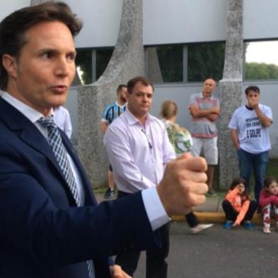 Prefeito Daniel Guerra discursa em ato de apoio ao seu mandato, em frente à Câmara de Vereadores de Caxias do Sul.