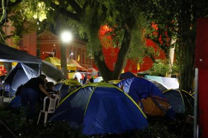  PORTO ALEGRE, RS, BRASIL - 17/12/2019Grevistas acampam na Praça da Matriz